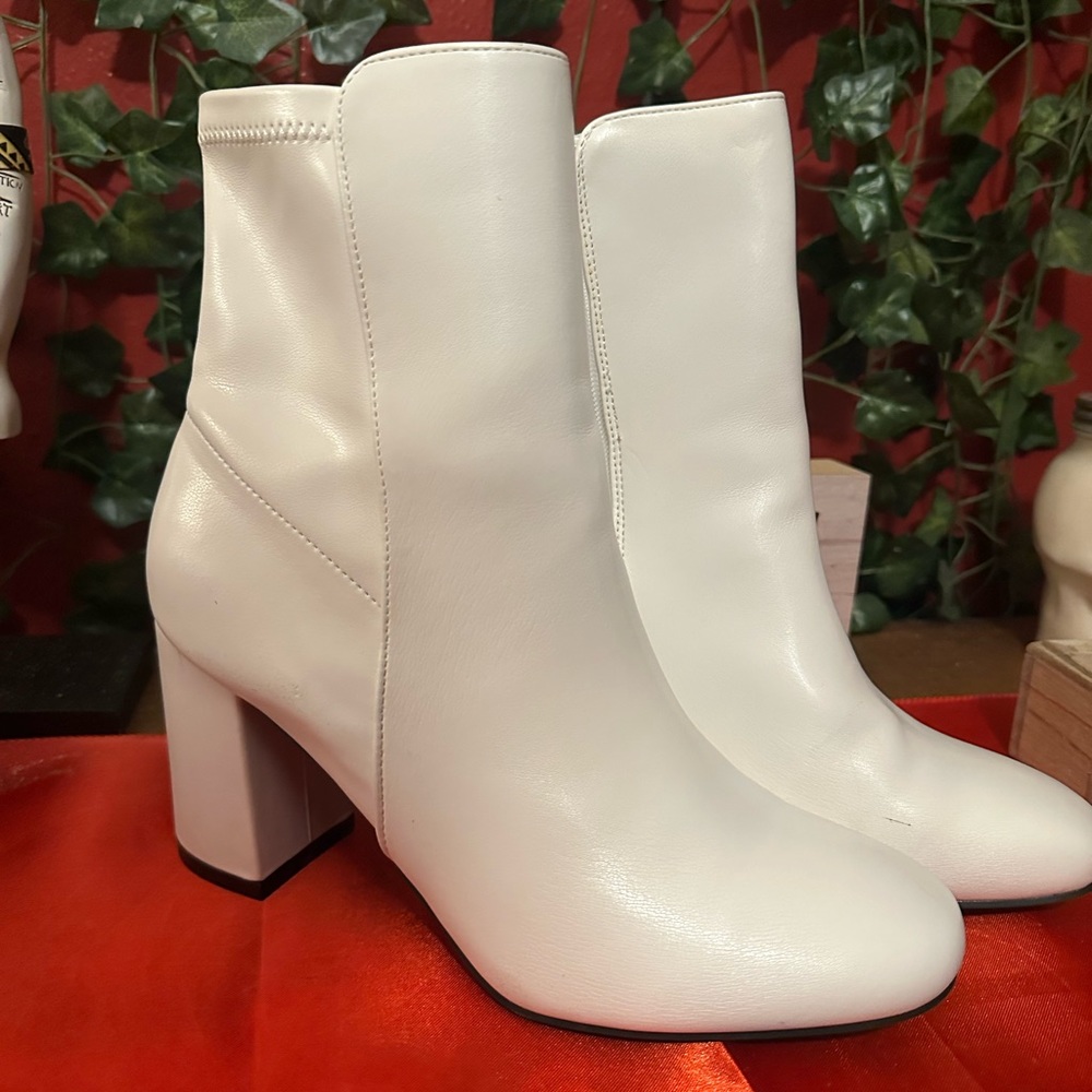 Size 8 1/2 W!!